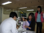 김안과병원 의료진이 8일 서울 금천구 소재 혜명보육원에서 아동들을 대상으로 무료진료를 실시했다. 