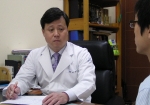 김부섭 원장이 환자와 상담하고 있다.