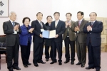 압도적 표차로 전영구 권태정 후보를 따돌린 원희목 당선자가 당선증을 받고 기뻐하고 있다.