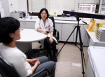 환자가 안구운동을 보조하는 기구인 아이스캔(eye scan)의 움직이는 불빛을 따라 안구운동을 하고 있다.
