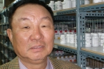 약품 창고 앞에선 신성약품 홍영균 사장.