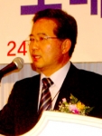 한상회 회장이 총회석상에서 업권 수호를 다짐하고 있다.