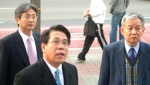 권태정 시약회장이 구급차로 실려간 후 조찬휘 시약 당선자, 원희목 대약회장,문재빈 시약 자문위원( 시계 방향으로)이 착잡한 표정으로 약사회관으로 들어서고 있다.