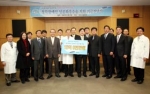 왼쪽에서 네번째부터 삼성사회봉사단 한용외 사장, 삼성서울병원 이종철 원장, 삼성전자 정보통신총괄 최지성 사장.