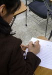 김종길 총무위원장의 요구로 권태정 회장 선처 탄원서에 한 회원이 서명하고 있다.