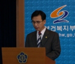 유시민 보건복지부 장관이 금년도 건강보험 보장성 강화계획을 발표하고 있다.  
