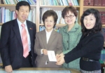 인천시약 김사연 회장이 성금을 기탁하고 있다. 
