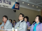 조찬휘 회장(가운데)과 남수자 부회장이 진지한 표정으로 회의에 임하고 있다.