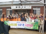 인천시약사회가 전남 고흥군 거금도 신흥마을을 방문해 무료투약과 더불어 농촌 봉사를 실시했다.