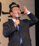 민노당 노회찬의원이 발언하면서 제스처를 쓰고 있다.