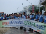 충남약사회는 피서지에서 마약퇴치캠페인을 전개했다.