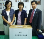인천시약 김사연 회장이 YWCA 김말숙 이사에 의약품을 전달했다.