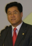 이기우 의원이 기자회견을 하고 있다.