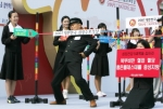 ‘심장 건강 마지노선 넘기’이벤트에 참석한 한 시민이 건강 5과목의 목표 수치가 적힌 림보봉을 통과하고 있다.

