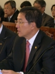 복지부 변재진 장관이 건보료 인상안과 관련, "소득파악 등 건보적자를 해결하기 위한 방안을 마련하겠다"고 답변하고 있다.