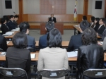 윤여표 식약청장이 경인청 직원들과 이야기를 나누고 있다.
