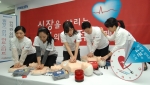 ㈜필립스 선자 직원들이 2일 서울 유스호스텔에서 급성 심장정지 후 생명을 살리는 최소한의 시간(골든타임 4분)의 중요성을 알리기 위해 자동제세동기 ‘하트스타트’ 를 이용해 심폐소생술 집중 교육을 받고 있다. 