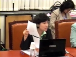 전혜숙의원이 자료를 들고 공세적인 질문을 펴고 있다.