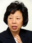 신경림 회장은 일간지 기고에서 간호사에 대한 환경 개선이 시급하다고 역설했다.