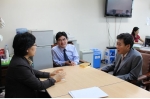 김현수 회장(사진 오른쪽)이 중앙인플루엔자 대책본부를 방문, 최희주 복지부 건강정책국장(사진 왼쪽)과 환담하고 있다.