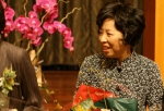 재선에 성공한 신경림 회장이 꽃다발을 들고 환하게 웃고 있다.