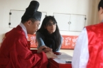 외국인 관광객이 진맥결과를 설명듣고 있다.