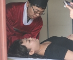 침 체험에 나선 외국인 관광객. 
