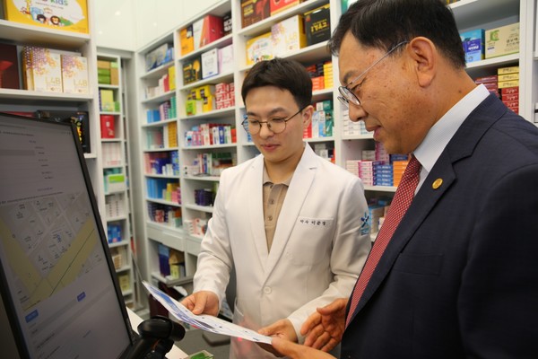 ▲ 대한약사회 최광훈 회장은 강남구에 위치한 회원 약국을 찾아 공적처방전달시스템 가입을 독려했다.