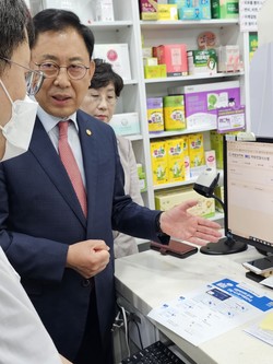 ▲ 최광훈 회장은 같은 날, 강동구약사회 소속 회원 약국도 찾아 공적처방전달시스템 가입을 현장에서 독려했다.