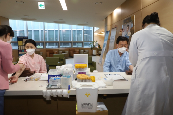 ▲ 키르기스스탄 고려인협회 한 베체슬라브 협회장 가족이 6월 8일, 9일 양일간 계명대 동산병원을 방문, 종합건강검진을 받았다.