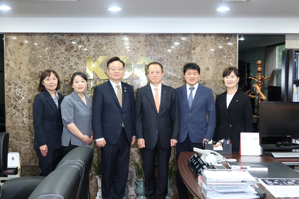 ▲ 보건복지부 조규홍 장관이 지난 8일 대한치과의사협회를 방문, 치과의사들의 현안을 공유했다.