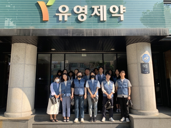 ▲ 유영제약은 지역사회 환경 보호를 위해 서초구 방배동에 위치한 유영제약 서울사무소 사옥 인근에서 '1사 1거리 쓰레기 줍기' 환경정화 봉사활동을 실시했다고 16일 밝혔다.
