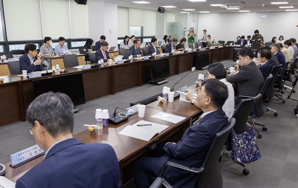 ▲ 보건복지부는 29일 ‘2023년 제11차 건강보험정책심의위원회’를 열고, 2024년도 의원ㆍ약국 환산지수 결정안을 의결했으며, 장애인보조기기 급여기준 조정안을 논의했다.