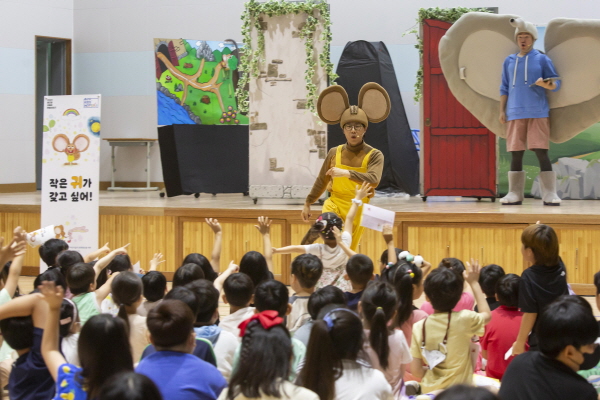 ▲ 종근당홀딩스는 28일 경기도 평택 송일초등학교에서 올해 첫 ‘종근당 KIDS HOPERA’ 공연을 가졌다.
