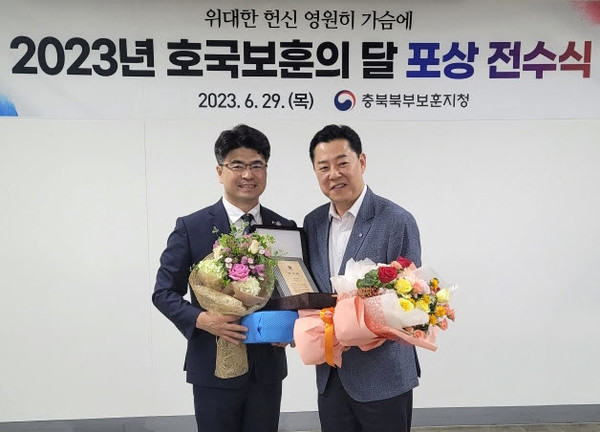 ▲ 유유제약이 국가보훈시책에 적극 협조하고 보훈 가족의 복지 증진에 기여한 공로를 인정받아 국가보훈부로부터 감사패를 수여받았다.