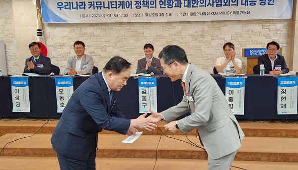▲ 이필수 회장(우)은 보다 많은 활동을 해달라는 당부의 뜻으로 김홍식 위원장에게 금일봉을 전달했다.