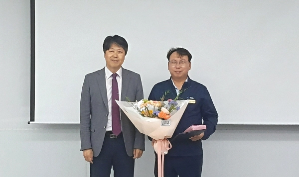 ▲ 휴젤은 지난 3일 고용노동부 강원지청장 주재로  ‘2023년도 산업재해예방 유공자 포상’ 시상식에서 고용노동부장관 표창을 수상했다고 5일 밝혔다.