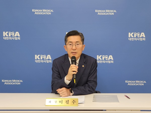 ▲ 이필수 회장은 5일 의협 출입기자단과 만난 자리에서 “제41대 집행부의 임기동안 의료계를 위해 목표한 바가 많고 현안의 경중을 따지기 어려울 만큼 모든 현안이 소홀해선 안 될 것들이지만, 선택과 집중을 통해 산적해있는 과제들을 하나씩 풀어내고 있다”고 밝혔다.