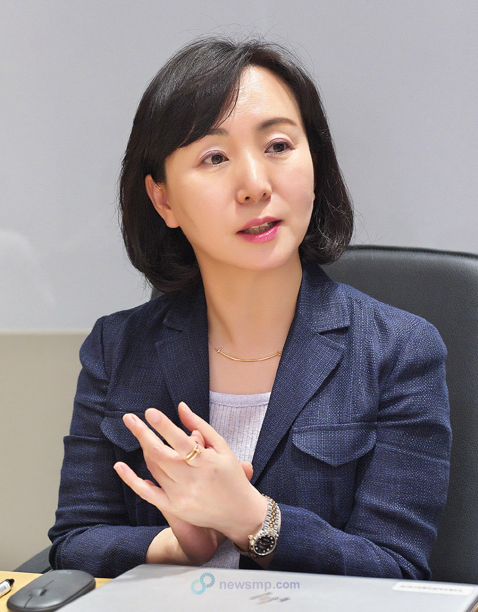 ▲ 강소영 대표는 “올해부터 두 회사가 한 회사로 통합이 됐고, 하나의 애브비로 기업 문화, 일을 하는 방식 등을 발전시키고, 조직 안에서 활발하게 교류하려 생각하고 있다”면서 “다양한 치료 영역과 미용 영역까지 합쳐지며 더욱 빨리 도약할 수 있지 않을까, 성장의 가속도가 붙지 않을까 생각한다”고 밝혔다.