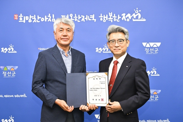 ▲ 가톨릭대학교 서울성모병원 정형외과 권순용 교수(오른쪽)가 7일 강원도 정선군 ‘쥐눈이콩’ 홍보대사 겸 정책자문관으로 위촉됐다.