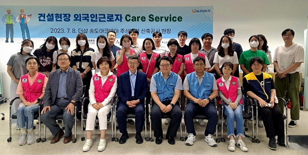 ▲ 경희대학교의료원 한마음봉사단과 대외협력팀은 지난 8일, 인천 송도 포스코건설현장에서 한국국제보건의료재단 주관으로 외국인근로자 진료봉사를 진행했다.