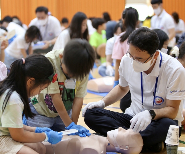 ▲ 한국다이이찌산쿄가 창립기념일을 맞나 서울 북가좌초등학교 학생들을 대상으로 심폐소생술 교육을 실시했다.