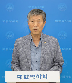 ▲ 박상룡 대한약사회 홍보이사는 정례브리핑을 통해 대한약사회가 공공심야약국 이용자 만족도 조사에 착수했다고 밝혔다.