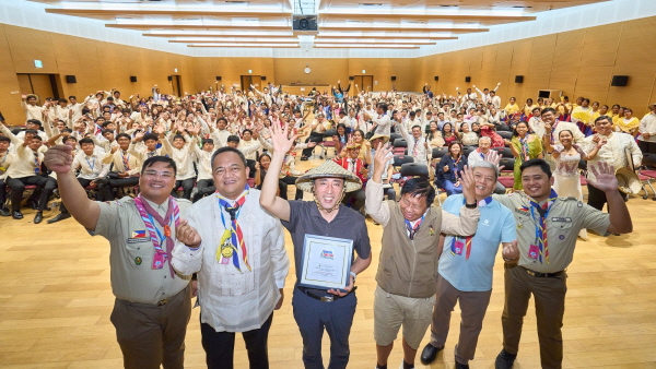▲ 대웅그룹이 243명의 필리핀 잼버리 대원들이 남은 일정을 안전하고 즐겁게 소화할 수 있도록 지원해 주한 필리핀 대사관으로부터 감사패를 받았다.