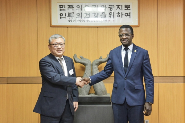 ▲ 신풍제약은 지난 10일 말릭 디옵(Malick DIOP) 세네갈 국회 제3부의장이 경기도 안산에 위치한 신풍제약 공장을 방문, ‘피라맥스(말라리아치료제)’ 등 EU-GMP(유럽 우수 의약품 제조 및 품질 관리 기준) 의약품 제조시설 현장을 시찰하는 시간을 가졌다고 밝혔다.