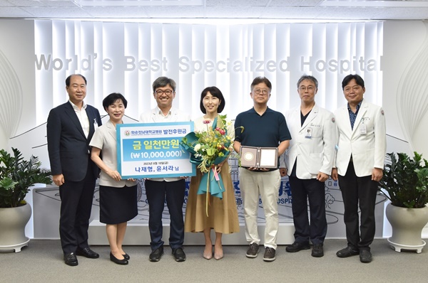 ▲ 광주우리들병원 나재형 원장과 광주보훈병원 윤서라 재활센터장이 화순전남대병원에 발전후원금 1000만 원을 기탁했다.