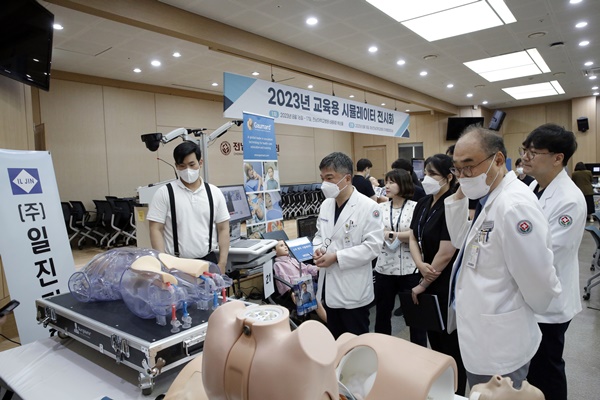 ▲ 전남대병원은 지난 16일부터 3일간 6동 8층 백년홀과 화순전남대병원 지하 통합회의실에서 2023년 교육용 시뮬레이터 전시회를 개최했다.