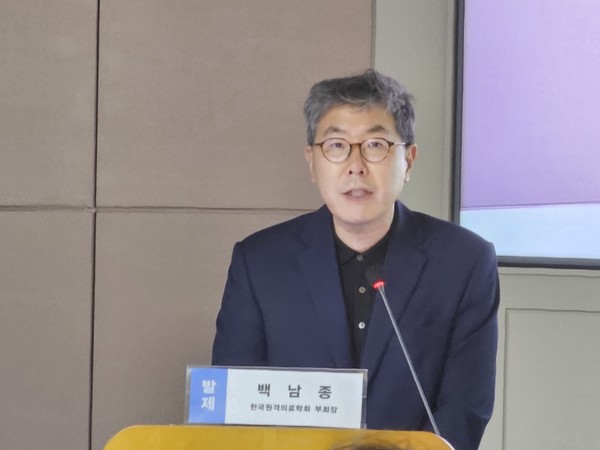 ▲ 한국원격의료학회 백남종 부회장이 비대면 진료 가이드라인을 발표하고 있다.