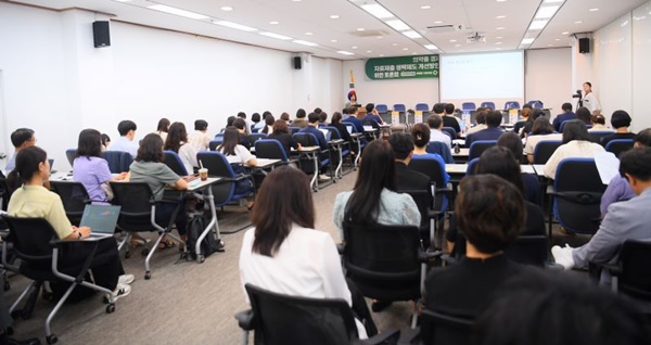 ▲ 한국환자단체연합회는 22일 더불어민주당 최혜영 의원과 함께 국회 입법조사처 대회의실에서 ‘의약품 경제성평가 자료제출 생략제도 개선 토론회’를 개최했다.