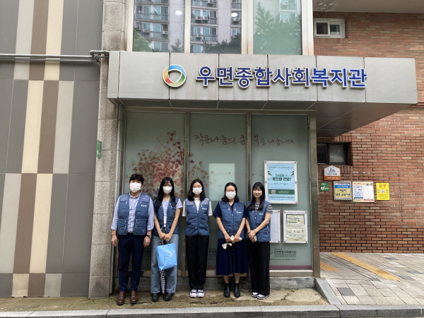 ▲ 유영제약이 지난 24일 서울 서초구 우면종합사회복지관에서 저소득층 독거노인들을 대상으로 8월 무료급식 봉사활동을 진행했다.
